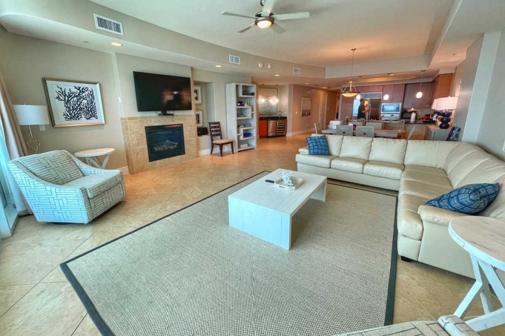 Living room kitchen Turquoise Place