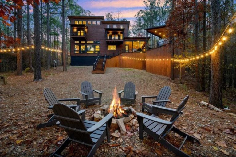 17 Awesome Treehouse Rentals to Book This Fall